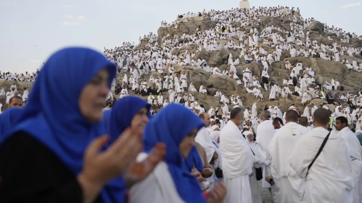 فتاة الحج.. هل يجوز للمرأة تغيير ملابس الاحرام بعد نية الحج؟