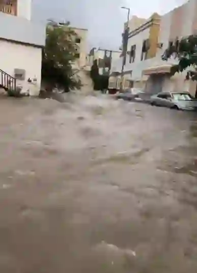 مقاطع السيول تجري كالأنهار في شوارع خميس مشيط 