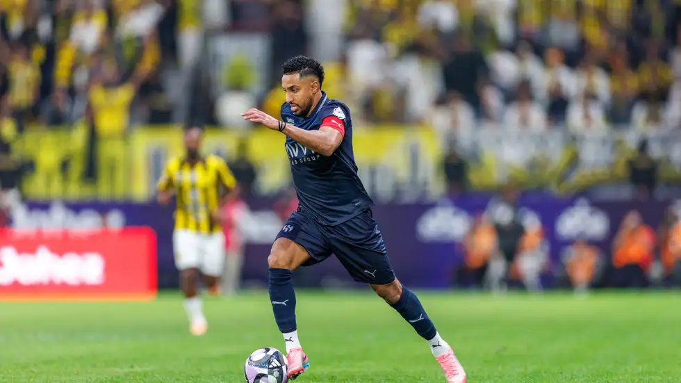 عاجل.. أزمة جديدة في الهلال يفجرها سالم الدوسري وبنزيما في مرمى النيران الصديقة 
