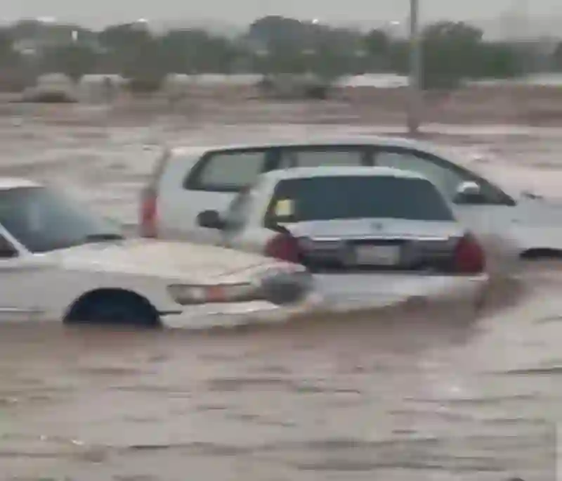 فيديو سيول مكة تجرف السيارات وكل شيء في طريقها 