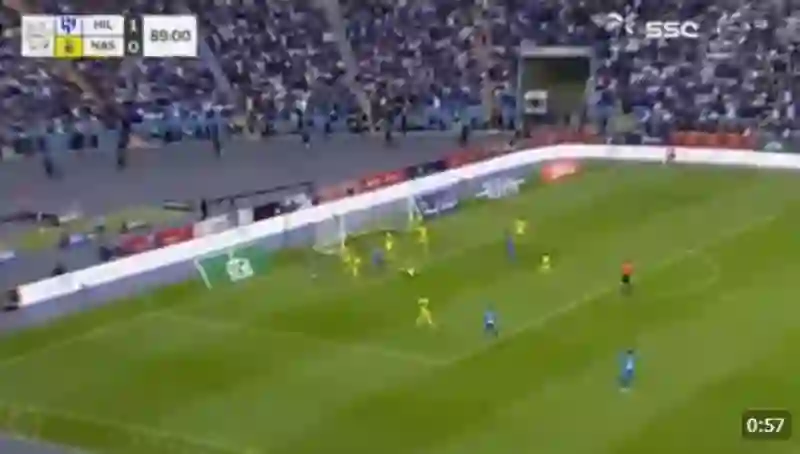 شاهد ميتروفيتش يمزق شباك النصر بقسوة 