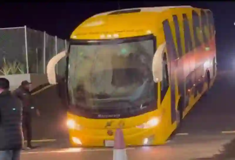 فيديو جديد لحادث حافلة نادي النصر في ملعب الأمير سلطان بن عبد العزيز وردت فعل رونالدو الغريبة 