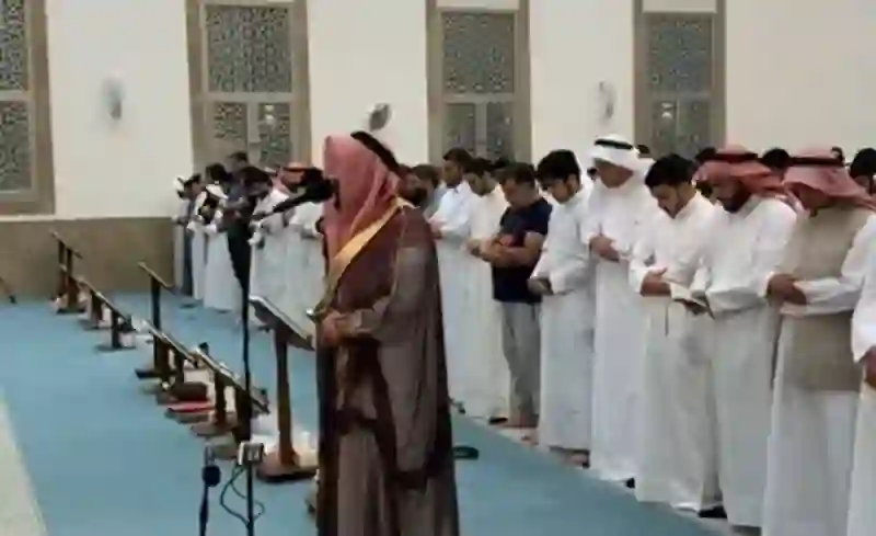 فيديو مصلي ينهار بالصراخ داخل مسجد عندما قرأ الإمام هذه الآية 