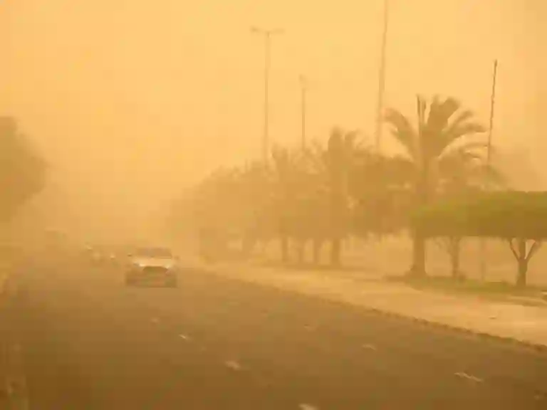 الحصيني يحذر سكان الرياض من تقلبات الطقس في مايو ويحدد الأيام التي ستشهد موجات الغبار والامطار 