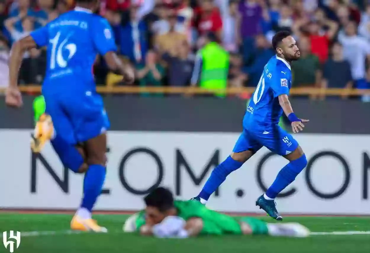 بالفيديو... جماهير نساجي تلقي زجاجات المياه على "نيمار" لاعب الهلال