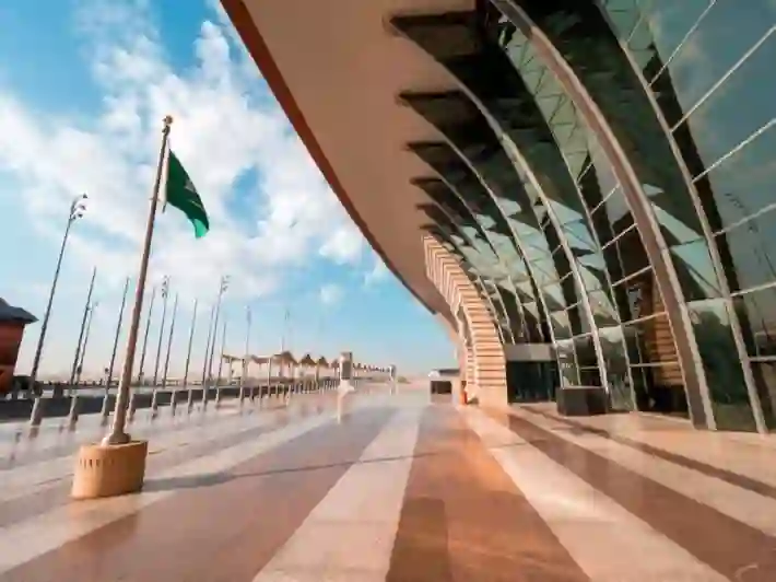 حصري.. الأسعار الجديدة لمواقف مطار الملك عبد العزيز في جدة وسعر الساعة الأولى بعد الزيادة 