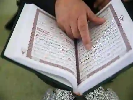 وش حكم السلام على من يقرأ القرآن؟ 