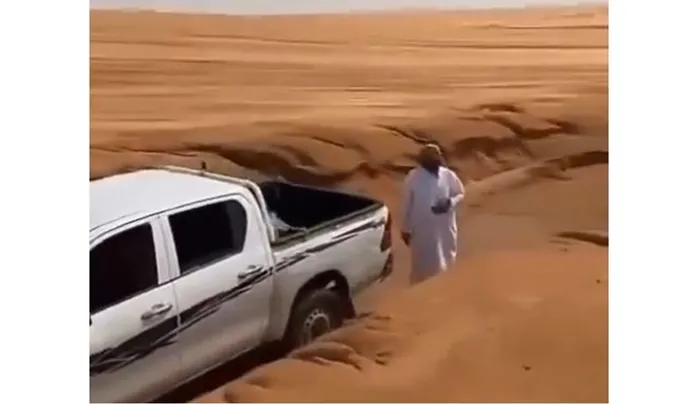 فيديو مذهل للسيول العارمة تنحت كثبان الرمال في الربع الخالي 