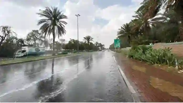 الأرصاد تحذر من سقوط أمطار غزيرة تسبب جريان السيول الجمعة والسبت وتحذر سكان جدة لا تطلعو من البيوت 