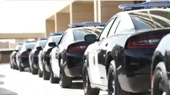 القبض على رجل وامرأتين في السعودية من هذه الجنسية العربية بسبب تورطهم في عمل فاضح في الطريق العام 