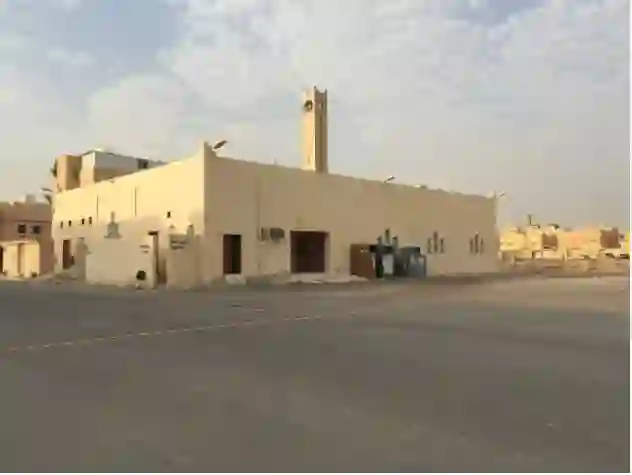 فيديو يشعل السخط في الرياض يظهر ما كان يفعله عامل مقيم من هذه الجنسية في منارة مسجد شهير في العاصمة 