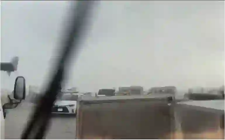مقاطع جديدة للعاصفة التي ضربت مطار جدة ومشهد السيارات وهي تتطير في الهواء 