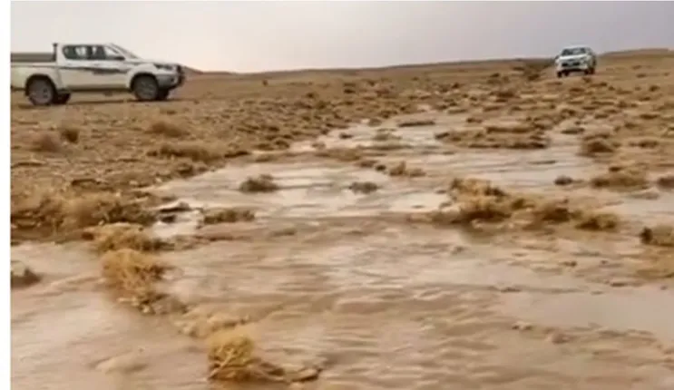 فيديو منظر مهيب لتدفق السيول في الأحمر في الافلاج 