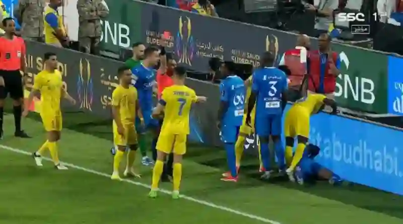 فيديو لحظة طرد رونالدو من مواجهة النصر والهلال وردت فعله النارية 