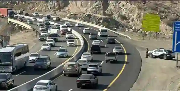 قطع أهم طريق يصل الى مكة المكرمة والأمن العام يكشف التفاصيل 