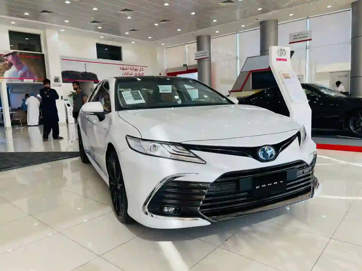 مقارنة بالمميزات والعيوب والأسعار بين تويوتا كامري 2024 وهونداي النترا 2024 في السعودية 