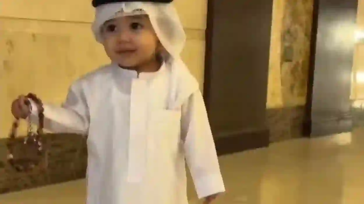فيديو جديد لأكشخ طفل في السعودية بعد صلاة العيد وهذا الزي الجديد اللي ظهر فيه 