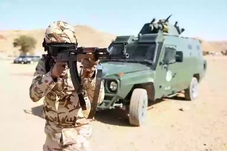 بالفيديو: لحظة اشتباك قوات الأمن العام مع عصابة مسلحة في الرياض حاولت سرقة سيارة نقل أموال تخص بنك شهير ومقتل أحد اللصوص 
