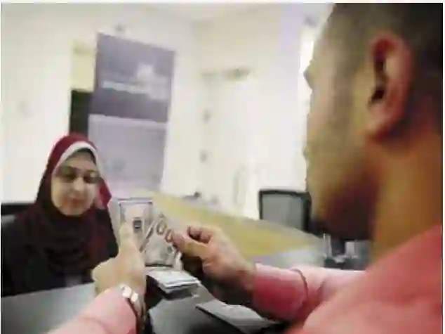الجنيه يسجل قفزة كبيرة قبل قليل في البنوك المصرية والسوق الموازي ويصل لسعر تاريخي جديد مقابل الدولار والريال 