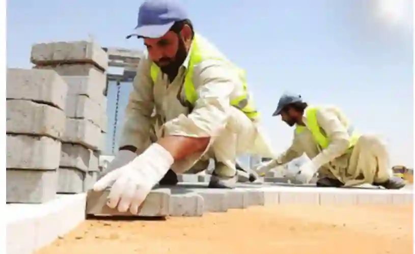 رسمياً: السعودية تمنع هذه الفئات الجديدة من الوافدين من العمل تحت أشعة الشمس وتحدد ساعات عملهم اليومية وتحذر أي كفيل مخالف بعقوبات وغرامات كبيرة 
