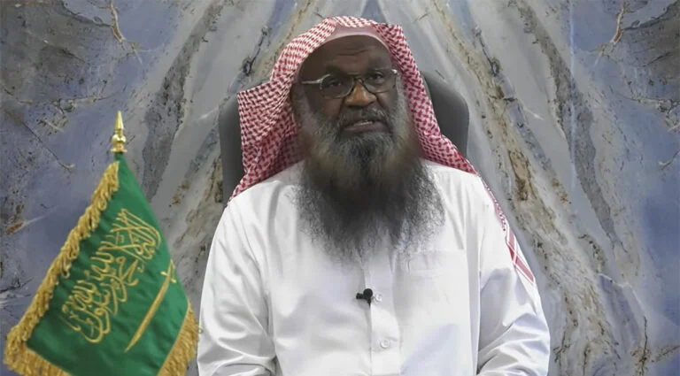 فيديو الرد الكامل لعادل الكلباني على شخص وصفة بشيخ بلاط مطبل وشتم والدته 