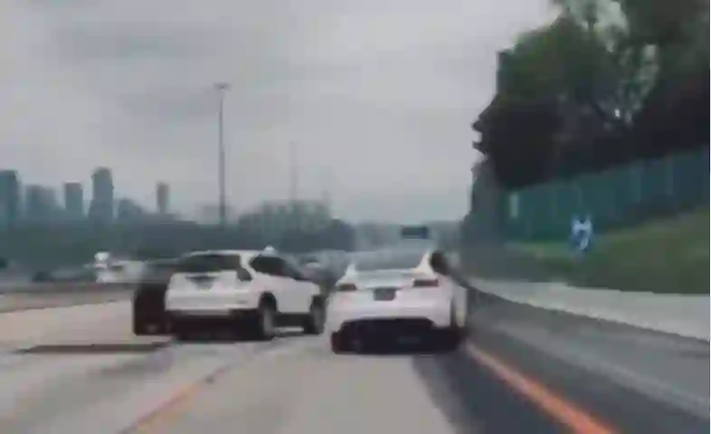 فيديو رهيب لسيارة تسلا تتجنب حادث مميت بطريقة ذكية 