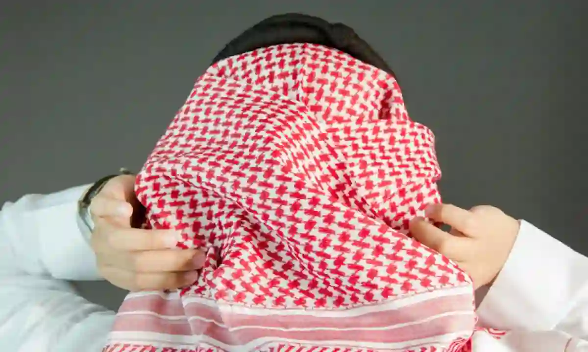 ما هي المناسبات التي يلبس فيها الشماغ الأحمر والمناسبات التي يلبس فيها الشماغ الأبيض في البروتوكول السعودي؟