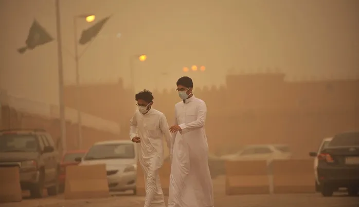 بعد موجات الرياح المحملة بالغبار نصائح هامة لتحمي نفسك وعائلتك من خطر الرياح المحملة بالغبار والأتربة 