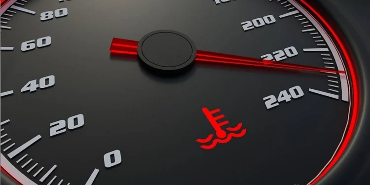 هذا ما يجب عليك فعله فوراً إذا ارتفعت درجة حرارة سيارتك أو خرج دخان من الكبوت 