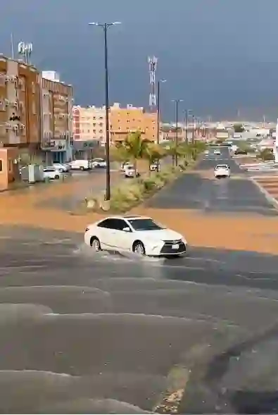 فيديو شوارع عسير تتحول الى أنهار جارية تجرف كل شيء بسبب الأمطار الغزيرة 