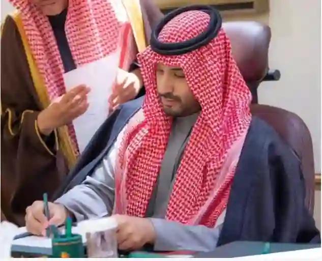 3 معلومات عن بشت ولي العهد الذي ارتداه في العلا حولته الى ترند عالمي  