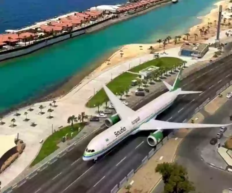 بالفيديو: طائرة الخطوط الجوية السعودية بهويتها الجديدة تمشي على كورنيش جدة 