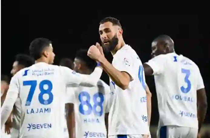 عاجل.. تسريب جملة من كلمتين قالها بنزيما عن جمهور الهلال كشفت حقيقة صادمة