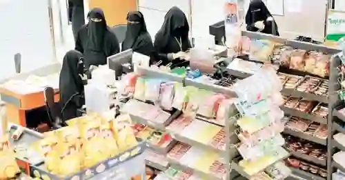 رسمياً: السعودية تعلن الجنسيات المسموح لها في مهنة الكاشير في المحلات التجارية المختلفة والسوبر ماركت وتاريخ بداية تطبيق القرارات