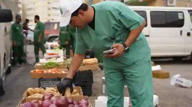 أمانة الرياض تحذر من شراء المواد الغذائية من هذه المجمعات الشهيرة في منفوحة 