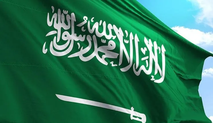 رسمياً: السجن والغرامة لكل من يضع العلم السعودي بهذه الطريقة بقصد أو بدون قصد 