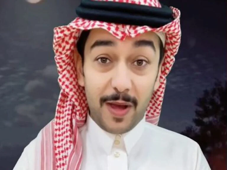 هذا ما تعنيه حركة ربط طرف الشماغ عند قبائل السعودية 