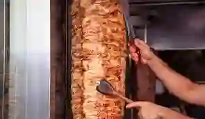 رسمياً: قرارات بحق محلات الشاورما في السعودية تمنع إضافة هذه المكونات للوجبات والساندويشات وخبير يكشف عن السبب 