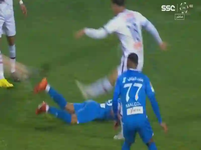 فيديو يكشف ضربة الجزاء الهدية التي قدمها الحكم للهلال أمام أبها 