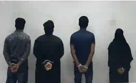 السعودية تعلن القبض على امرأة و 3 مقيمين بعد ضبطهم في جريمة مخلة بالشرف 
