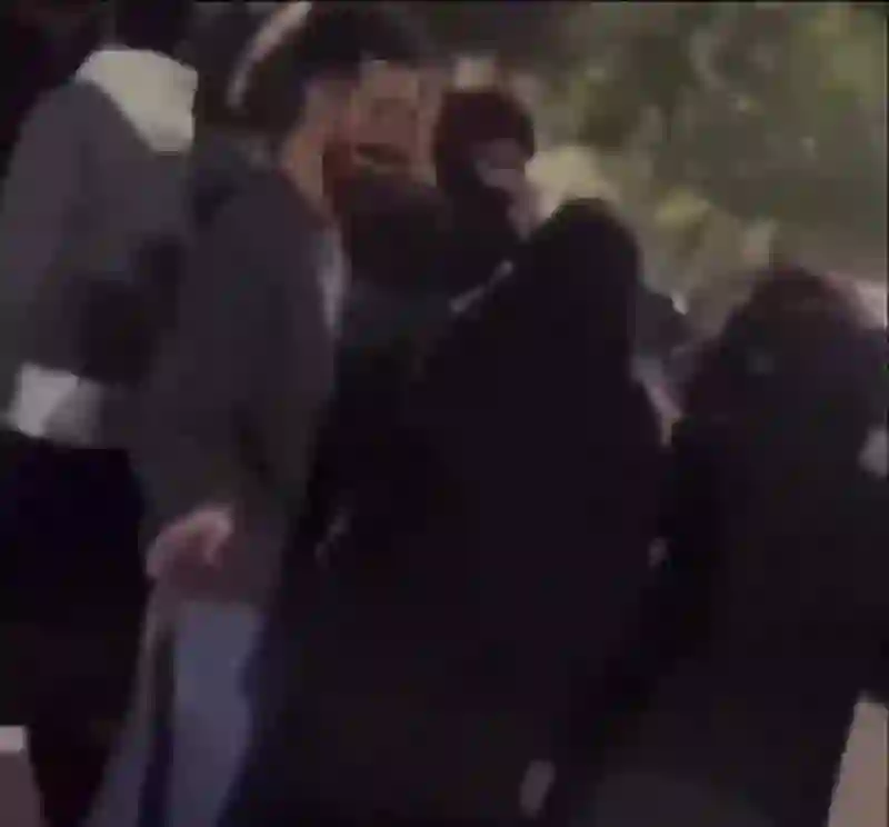 الفيديو الكامل للشاب الذي صفع امرأة مُسنة على وجهها في شارع عام في القصيم 