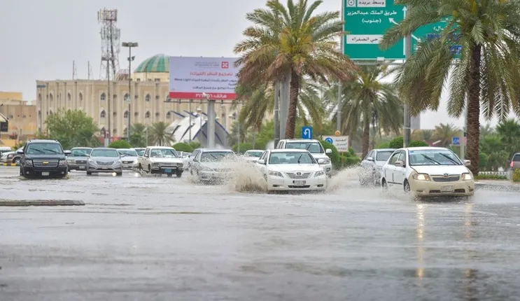 تحذير عاجل لسكان مكة والمدينة وعشرة مناطق أخرى من طقس شديد الخطورة خلال الساعات القادمة 