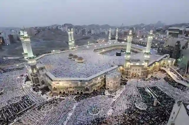 الكشف عن عدد سكان مكة المكرمة 1445 كم نسبة السعوديين والوافدين في مكة المكرمة؟ 