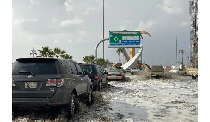 فيديو الشلالات تندفع بقوة في الرياض من شدة الموجة المطرية التي ضربت العاصمة خلال الساعات الماضية 