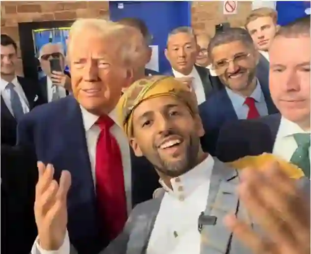 الفيديو الكامل لليمني في أمريكا مع ترامب وهو يصف ترامب بكلمات غير لائقة بالعربية بدون أن يفهمه ترامب 