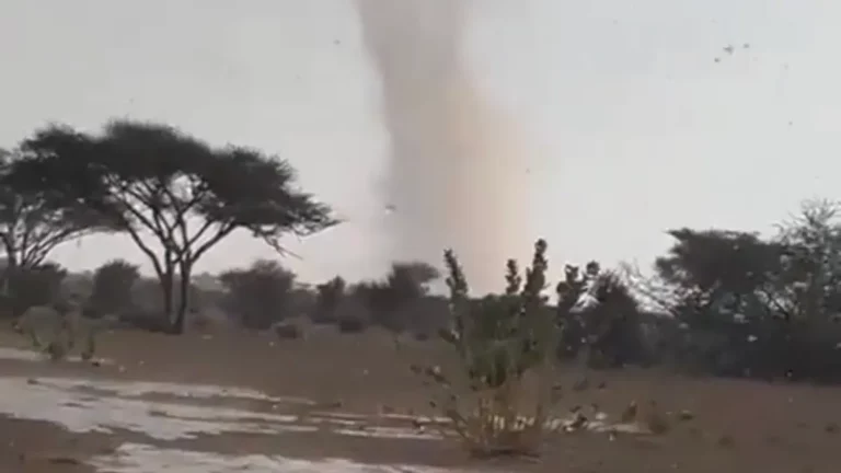فيديو إعصار قمعي كبير يضرب الطائف 