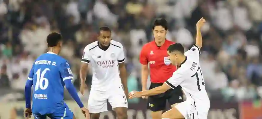 الاتحاد الاسيوي يقلب التوقعات ويتخذ هذه القرارات حول طاقم تحكيم الهلال والسد وتفاصيل قرار إعادة المباراة