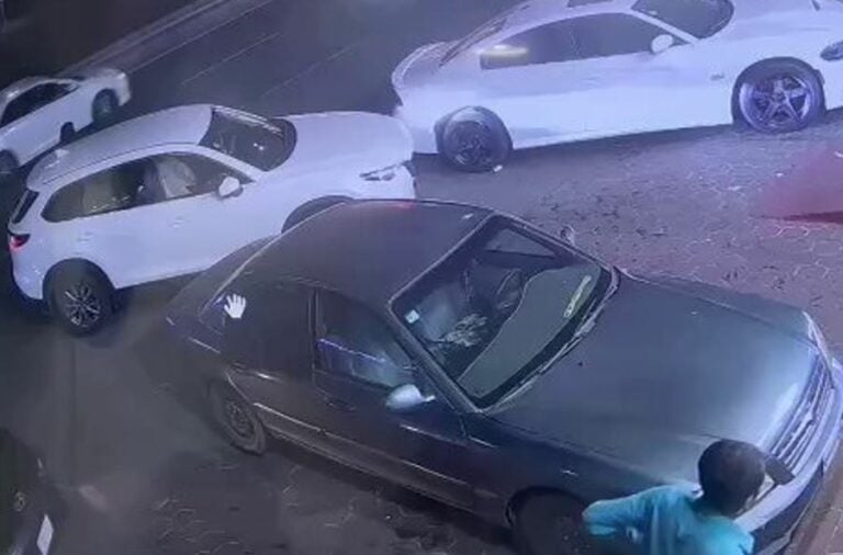 فيديو سرقة سيارة من أمام محل شهير في حي الصفا في جدة
