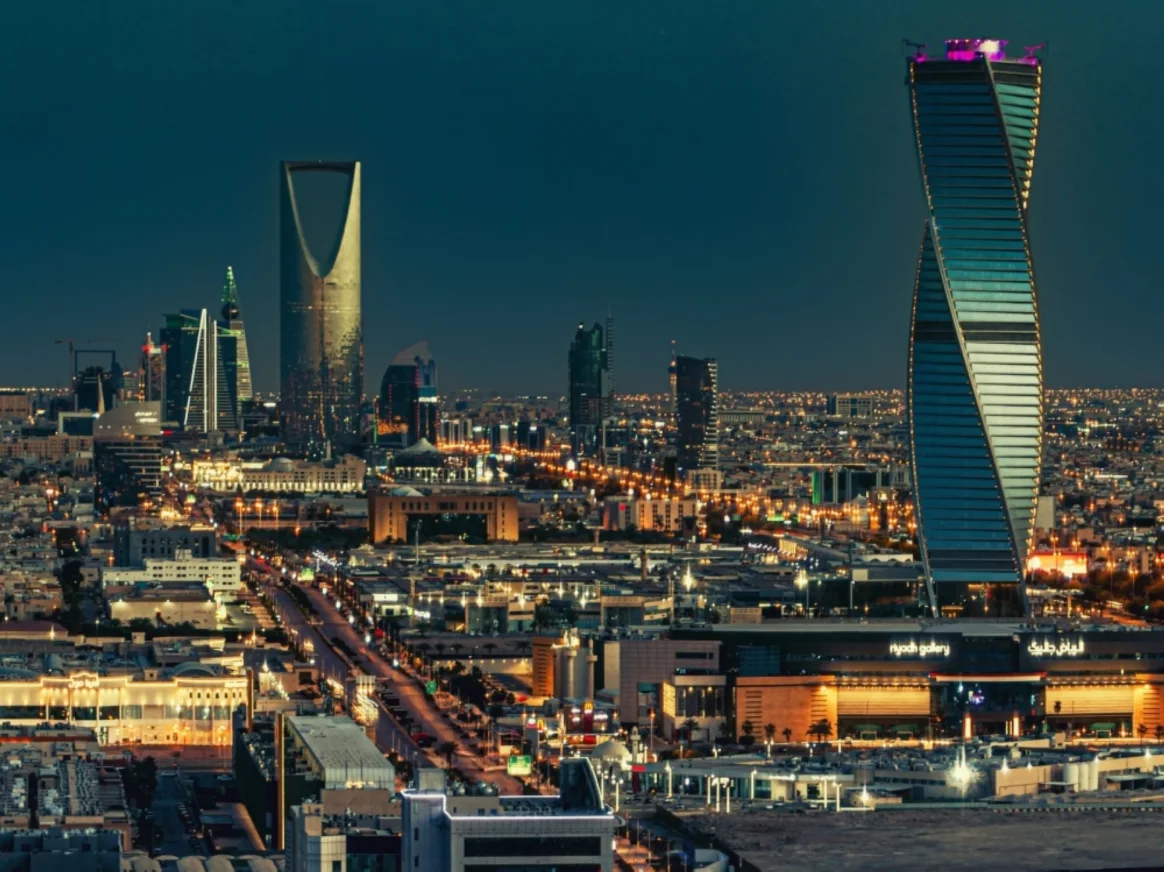 خلال ساعات .. بدأ سريان 6 قرارات ستغير شكل الحياة في السعودية 