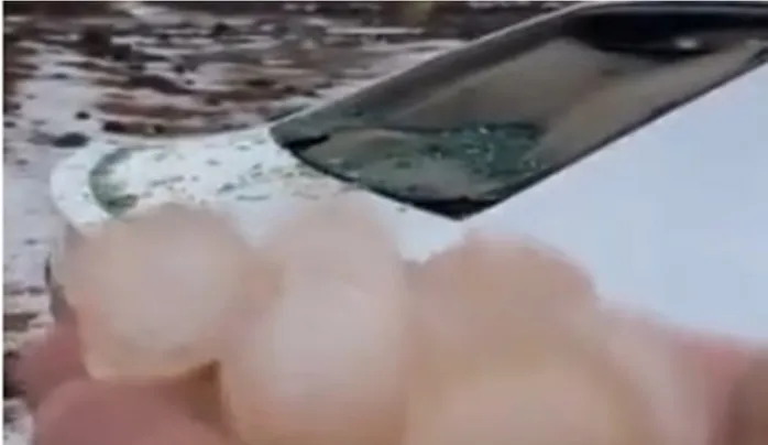 فيديو حبات البرد والرياح القوية تحطم السيارات في الطايف 